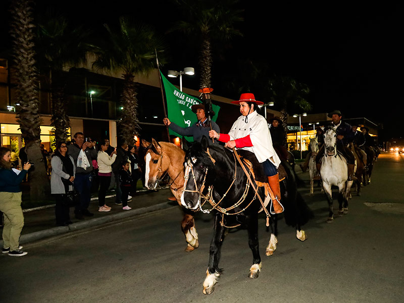 Chama Crioula é recebida em cerimônia com entidades tradicionalistas no Shopping Pelotas