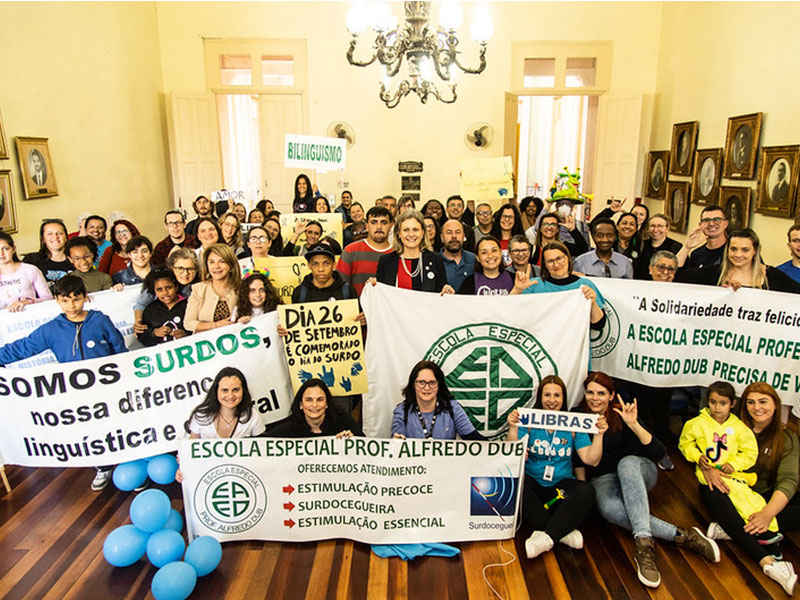 Pelotas: Prefeita recebe alunos da E.E Prof. Alfredo Dub em comemoração aos 73 anos da instituição
