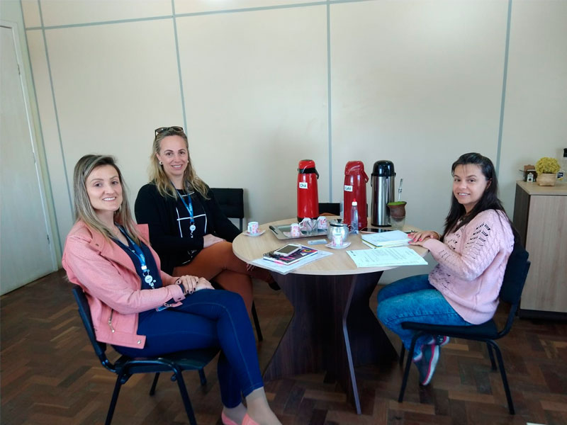 Prefeita em exercício recebe representante da CEEE Grupo Equatorial em Morro Redondo