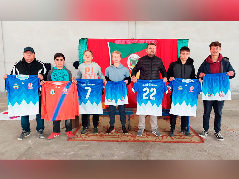 Escolas Alberto Cunha e José Pinto Martins recebem conjuntos de uniformes esportivos em Morro Redondo