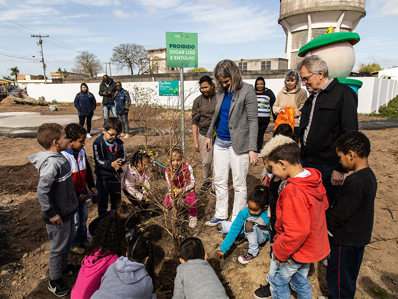 Paula e estudantes fazem plantio no novo Micro Parque de Pelotas