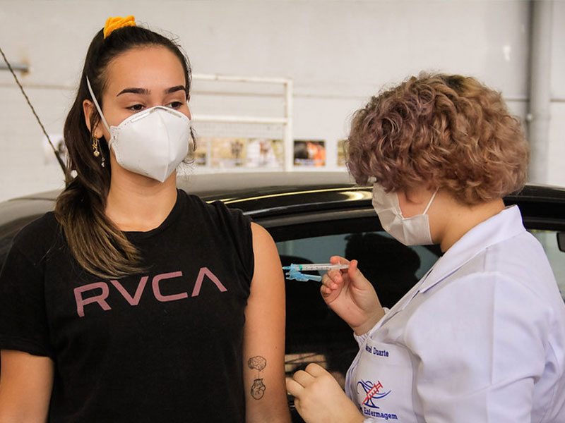 Pessoas a partir dos 25 anos podem receber a quarta dose em Pelotas
