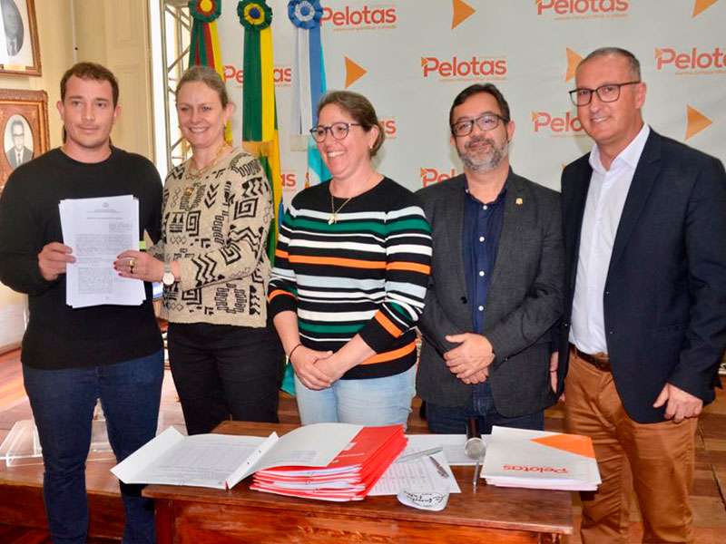 Contrato para compra de veículo para pessoas com deficiência é assinado no Salão Nobre