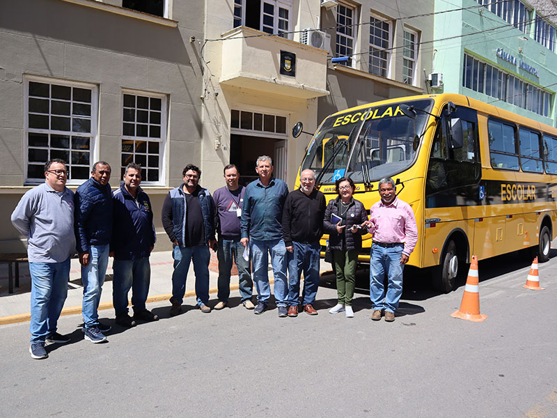 Arroio Grande: Ônibus com acessibilidade é entregue para a Secretaria de Educação