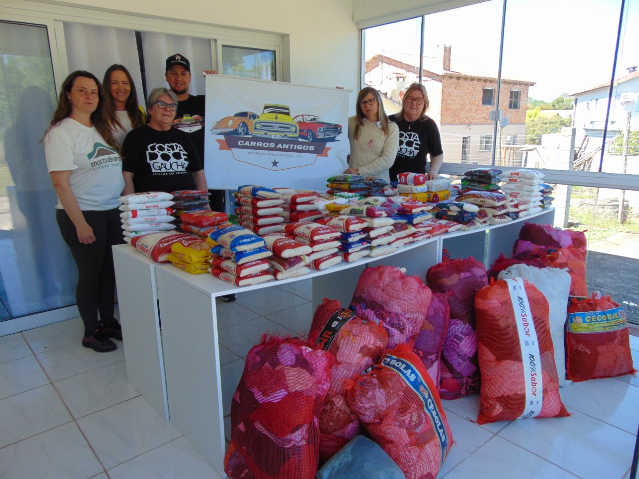 Morro Redondo: Durante Encontro de Carros Antigos, CRAS recebe doação de alimentos e roupas