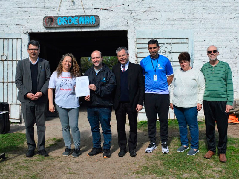 Rio Grande: Prefeitura e Comunidade Terapêutica assinam convênio para acolhimento de cavalos abrigados no Camping Municipal
