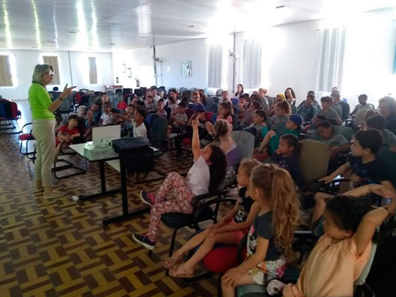 Pelotas: Autora apresenta livro sobre caminhos do leite para crianças do Instituto de Menores de Pelotas