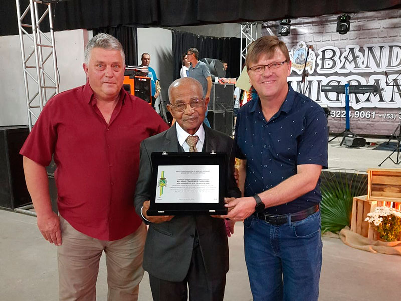 Arroio do Padre: Prefeitura presta homenagem a morador pelo aniversário de 100 anos