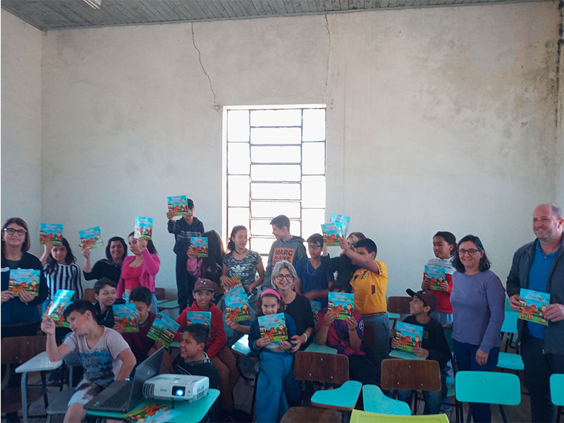 Assistente técnica regional da Emater apresenta livro em Jaguarão