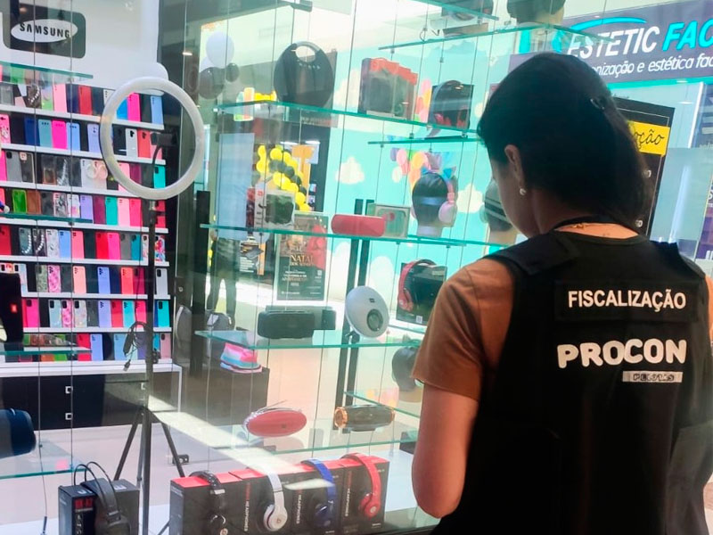 Procon Pelotas realiza fiscalização durante a Black Friday