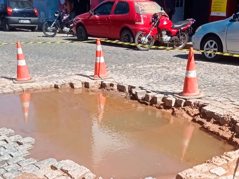 Canguçu: Buraco apelidado de “piscinão” causa transtornos no centro