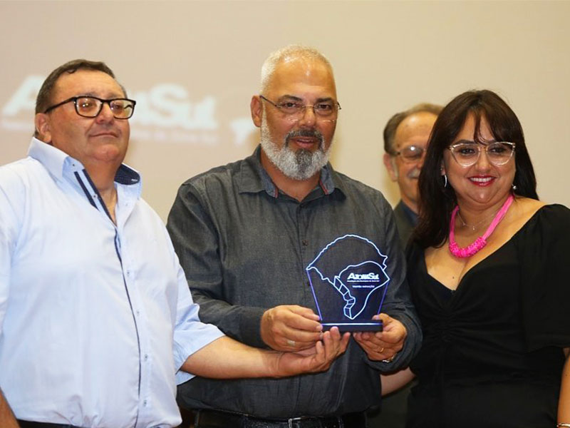 Arroio Grande: Professor da Rede Municipal de Ensino recebe Troféu Azonasul Inovação
