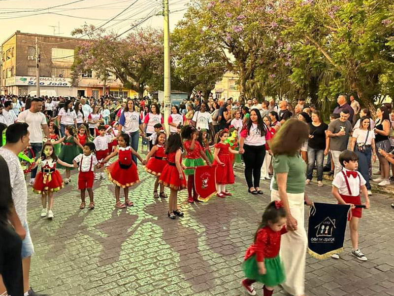 Desfile temático inédito abre programação de atividades natalinas em Jaguarão