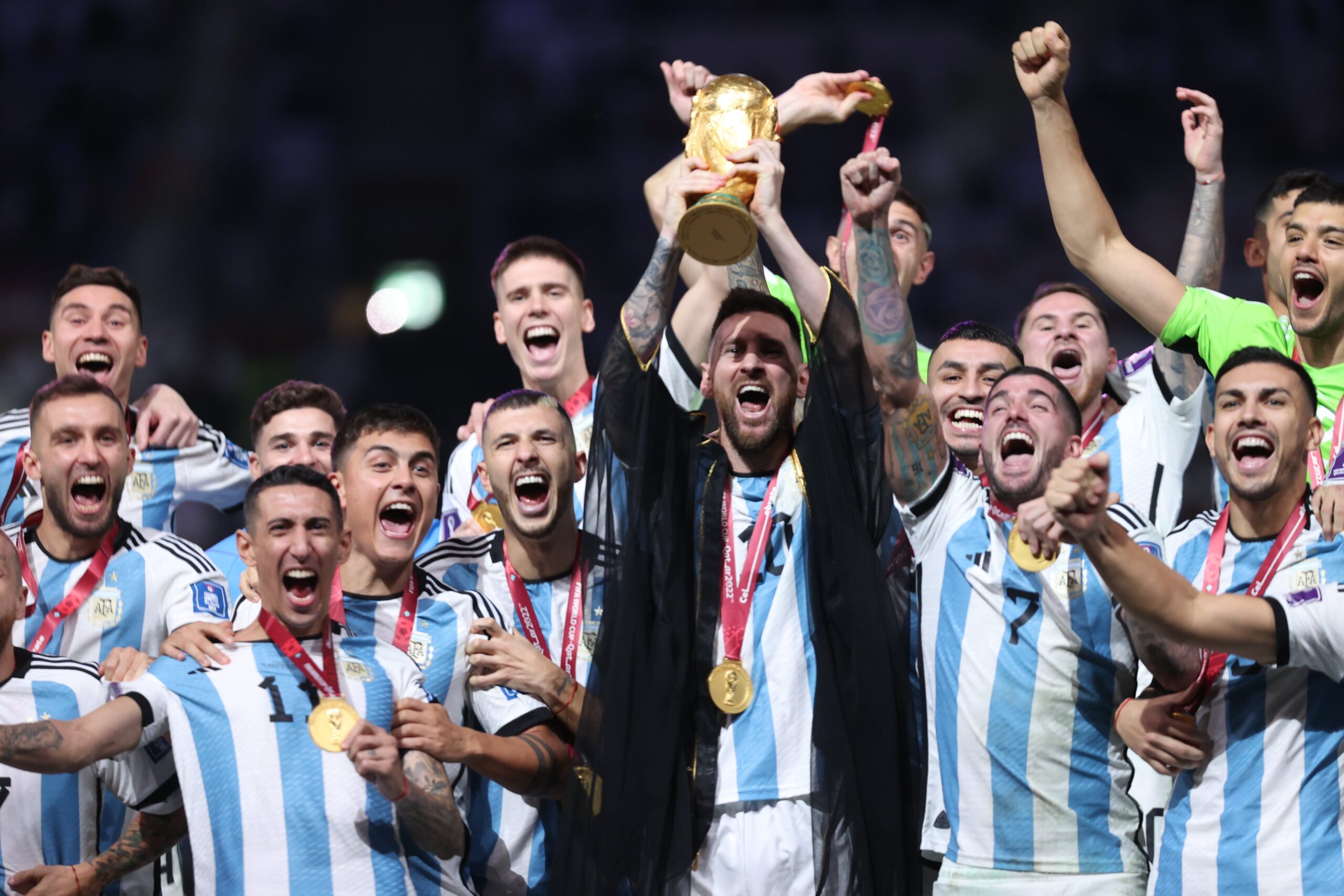 Argentina conquista o tricampeonato mundial e consagra Lionel Messi