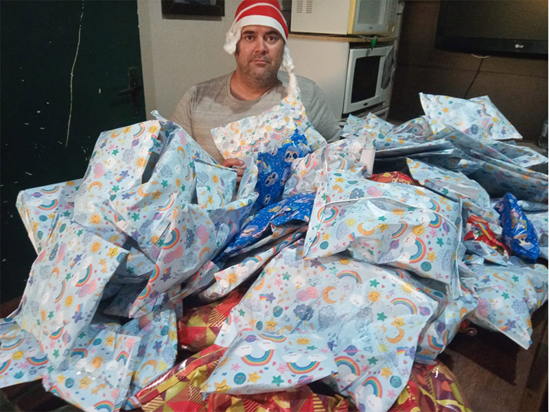Atendendo pedido do filho, pai cria projeto social que distribui presentes no Natal em Piratini