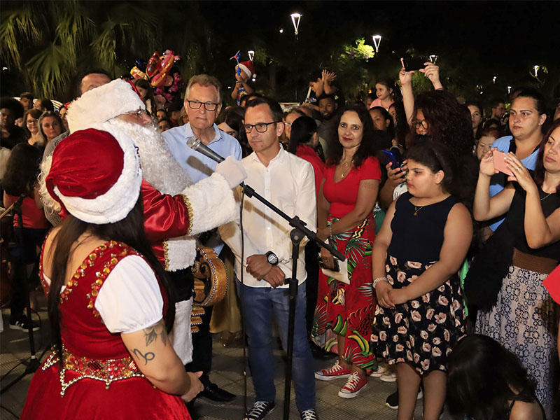 Chegada do Papai Noel atrai centenas de pessoas ao Centro Histórico de Pelotas