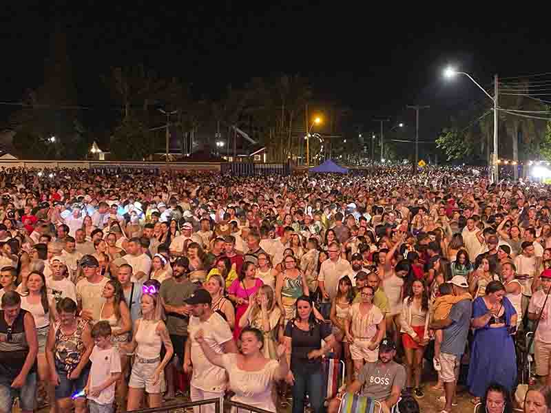 Show da Virada lota praia da Barrinha no final do ano em São Lourenço do Sul