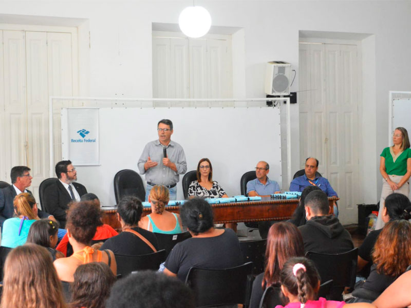 Crianças recebem óculos entregues pela Secretaria da Saúde e parceiros da Prefeitura do Rio Grande
