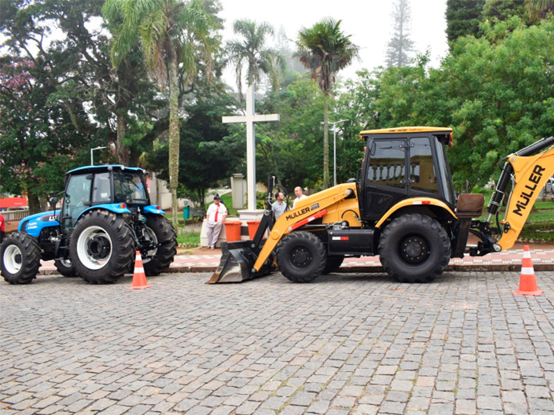 Canguçu: Prefeitura recebe novos maquinários e caminhão-pipa