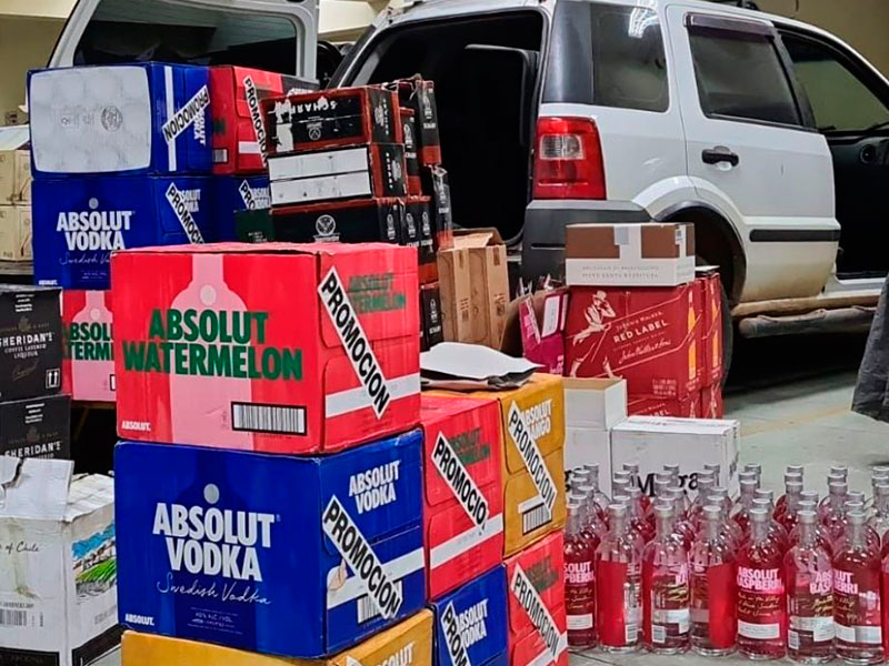 Receita Federal retém dois veículos com 600 litros de bebidas em Pelotas