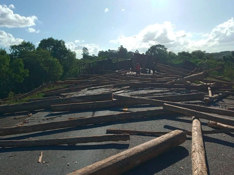 Cerrito: Acidente envolvendo carreta com toras de madeira causa bloqueio na BR 293