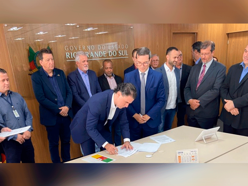 Estado assina termo com a Caixa para concluir quase 4 mil casas