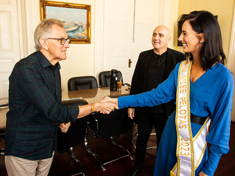 Prefeito em exercício Idemar Barz (PSDB) recebe Miss Universo Pelotas
