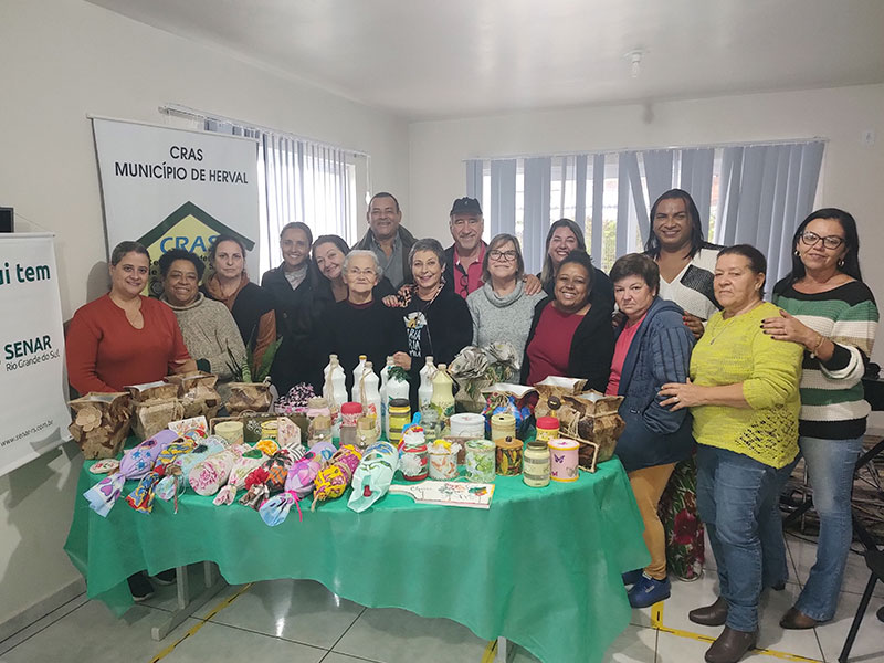 Herval: Alunas do CRAS transformam material reciclável em artesanato