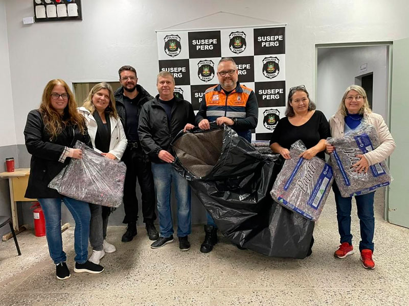 Rio Grande: Prefeitura e parceiros promovem a fabricação de cobertores térmicos para população em situação de rua