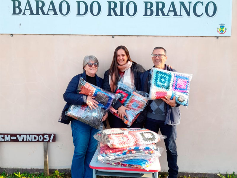 Projeto Crochê Solidário do Morro entrega doações de cobertores na escola Barão do Rio Branco