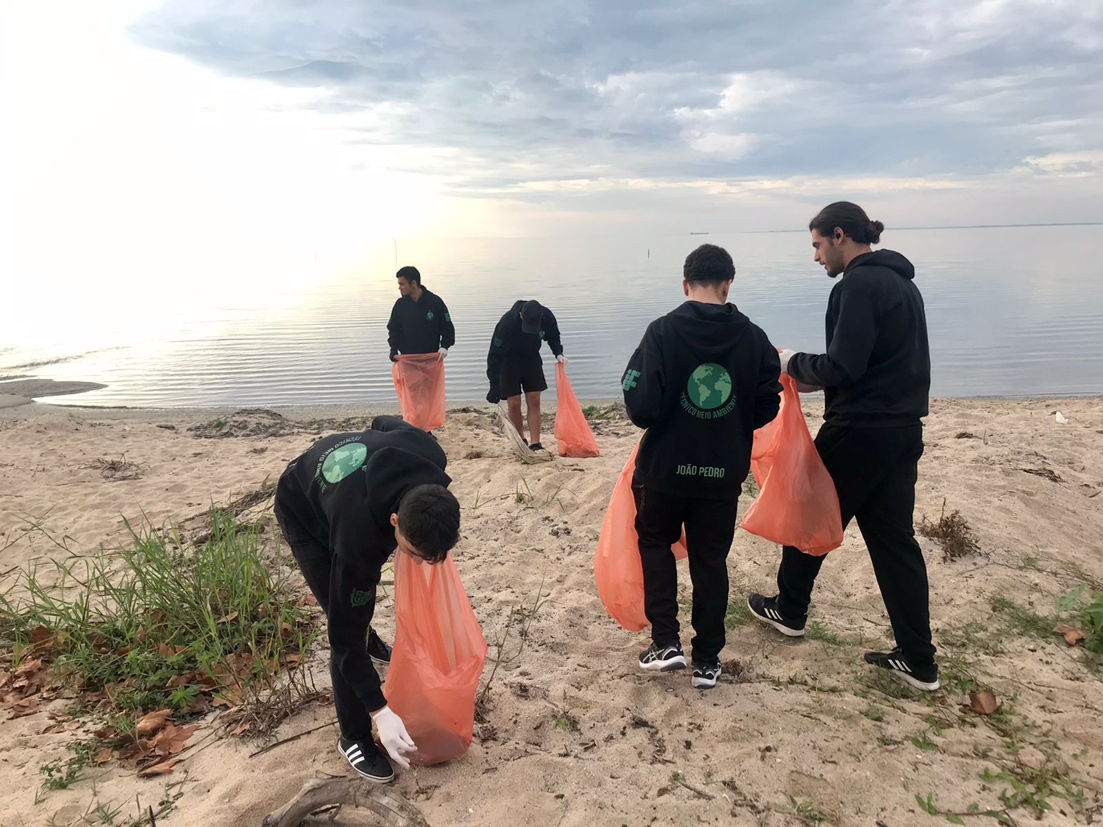 Pelotas: Sanep realiza mutirão de limpeza na orla do Laranjal