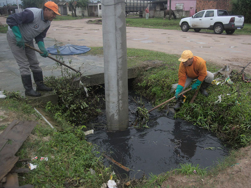 Pelotas: Áreas alagadas recebem desobstrução e limpeza