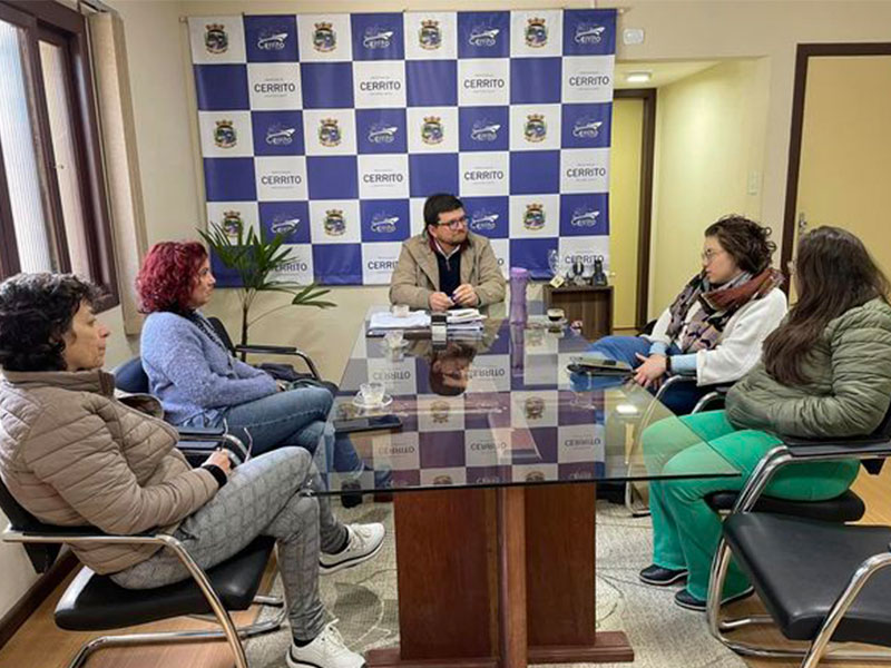 Cerrito: Prefeito recebe novos médicos que atuarão no município
