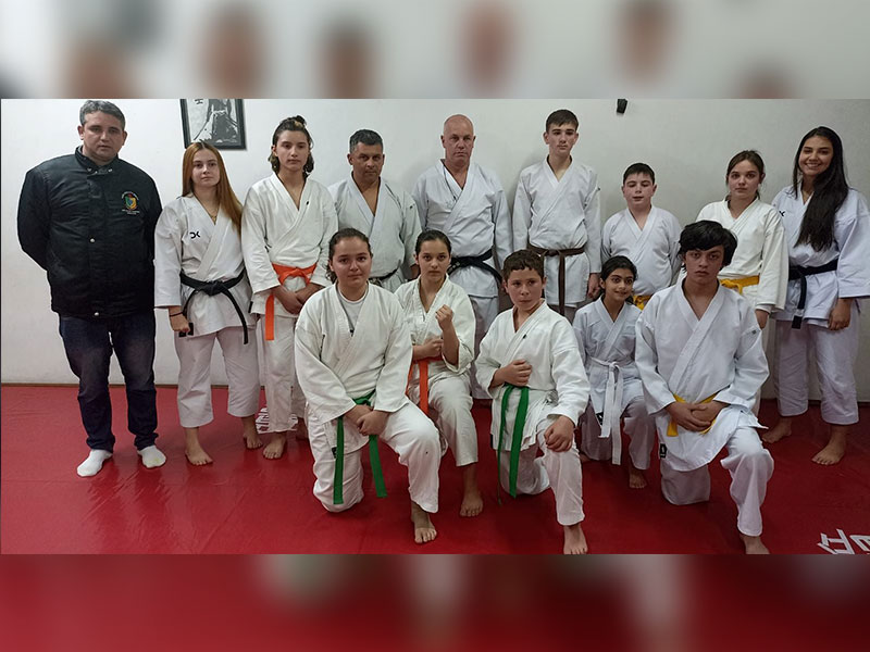 Cerritenses realizam exame de faixa de karatê
