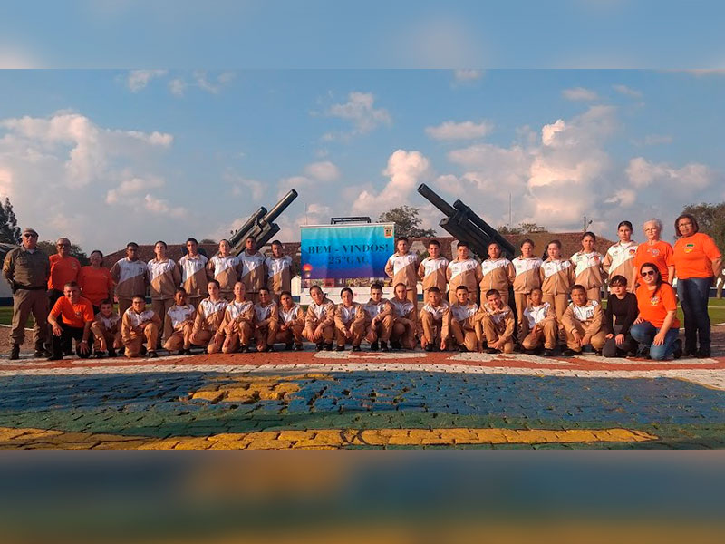 Integrantes do Pelotão Mirim de Pinheiro Machado visitam quartel em Bagé
