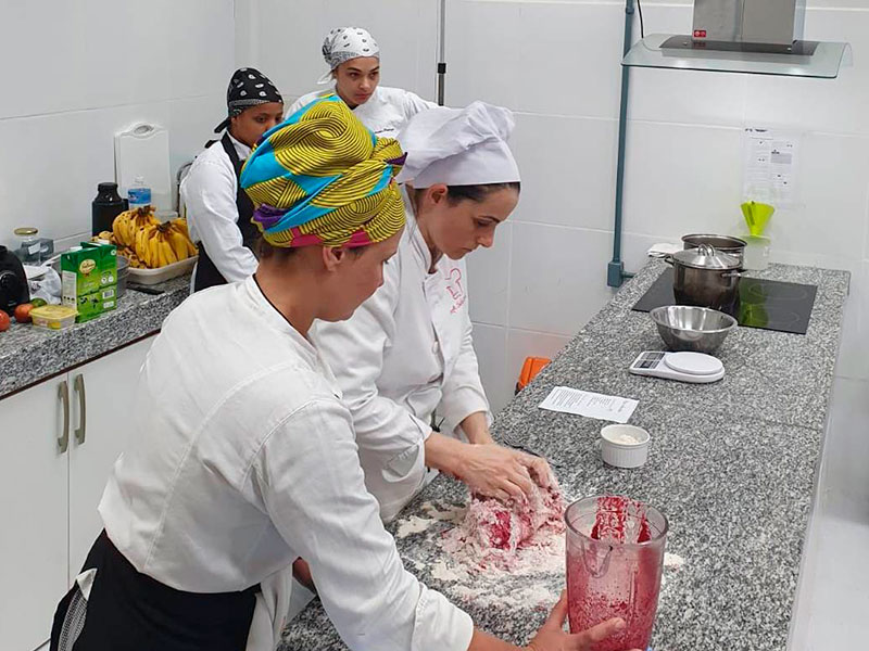 Projeto promove treinamento para merendeiras da rede de ensino de Pelotas