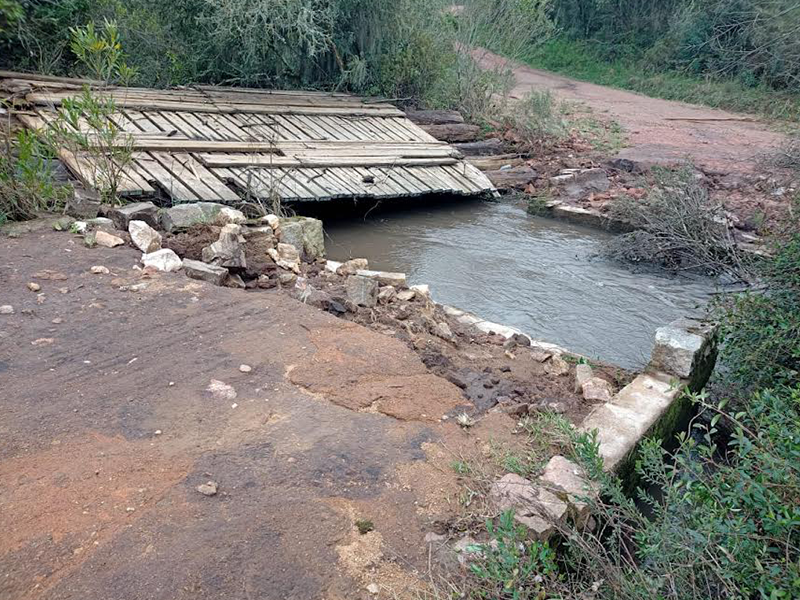 Enchente destrói cinco pontes na zona rural de Piratini e outras 12 ficam danificadas