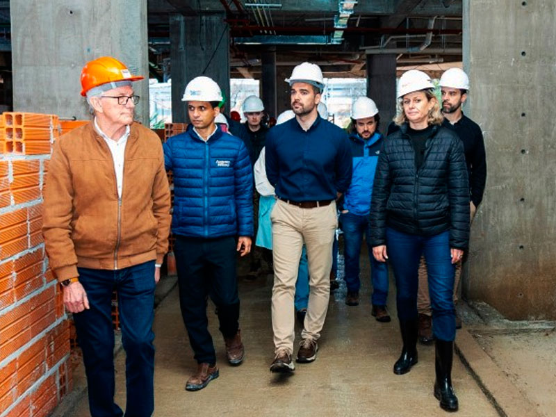 Leite vistoria obras em Pelotas e assina convênio para compra de poltronas de hemodiálise para o Hospital São Francisco de Paula