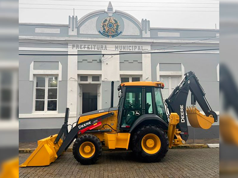 Prefeitura de Pinheiro Machado recebe retroescavadeira nova