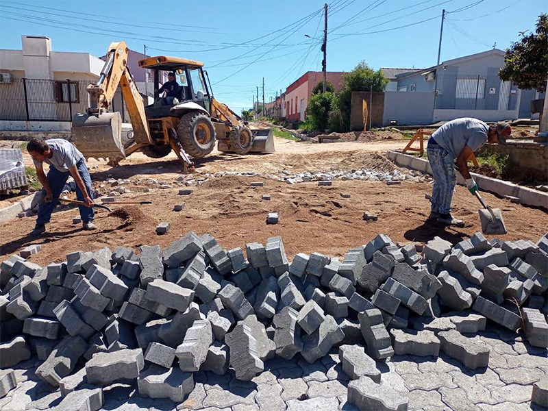 Arroio Grande: Prefeito acompanha obras de calçamento da rua Andrade de Neves