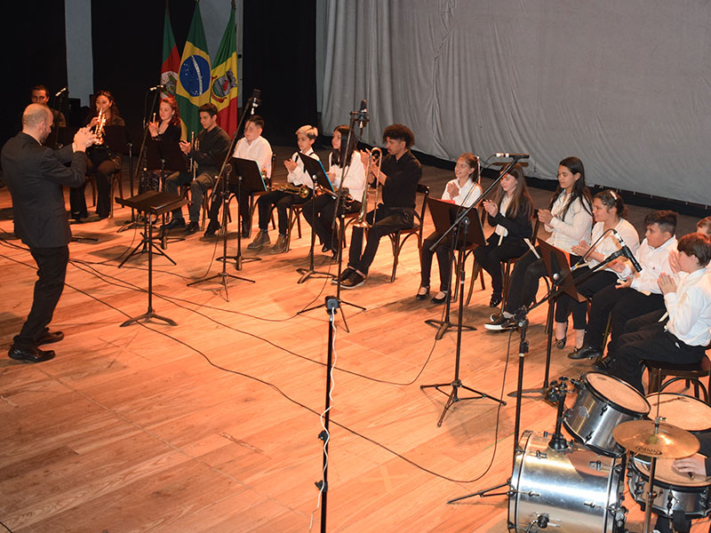 Jaguarão: Primeira noite do Jaguararte emociona público no Theatro Esperança