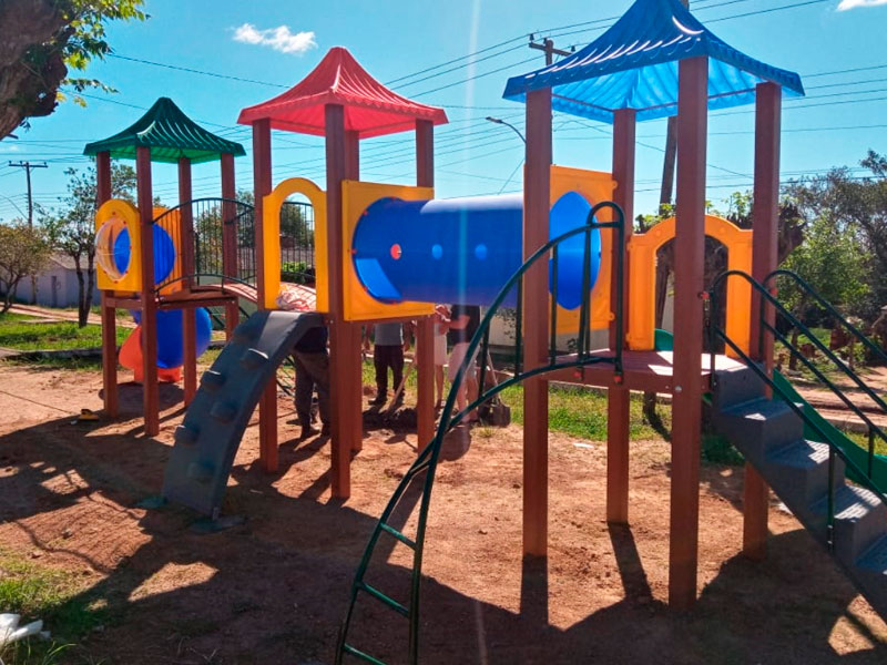 Prefeitura começa reformas e instalação de novos brinquedos nas praças de Piratini