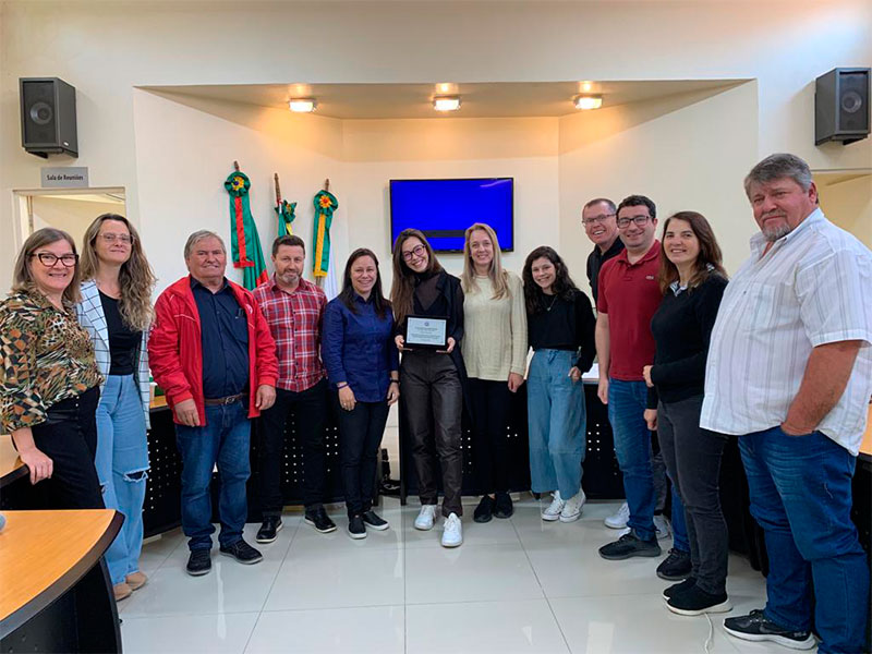 Designer Karol Kuhn recebe homenagem da Câmara de Vereadores de Morro Redondo