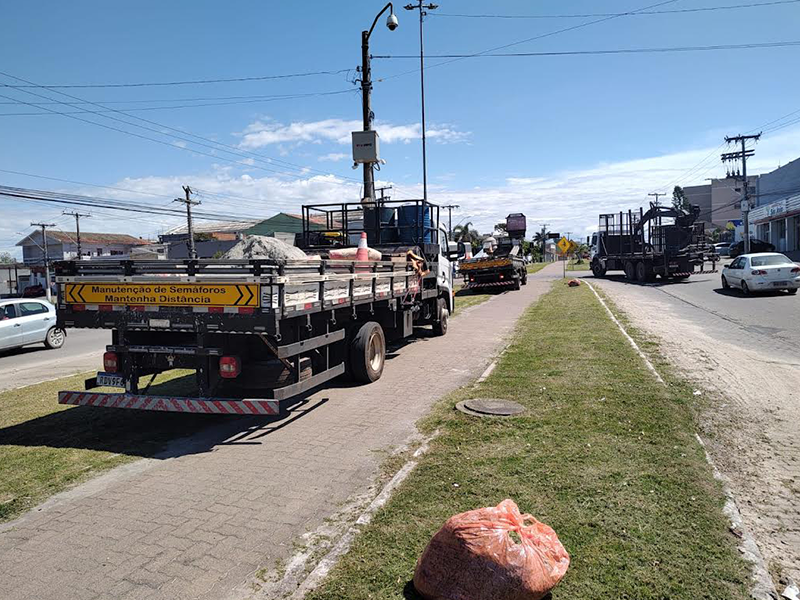 Começa a preparação das estruturas para novos semáforos em Pelotas