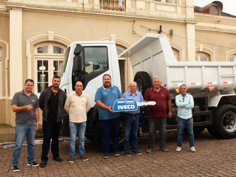 Prefeitura de Pedro Osório recebe novo caminhão caçamba