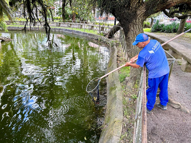 Sanep realiza manutenção do lago da Praça Coronel Pedro Osório em Pelotas