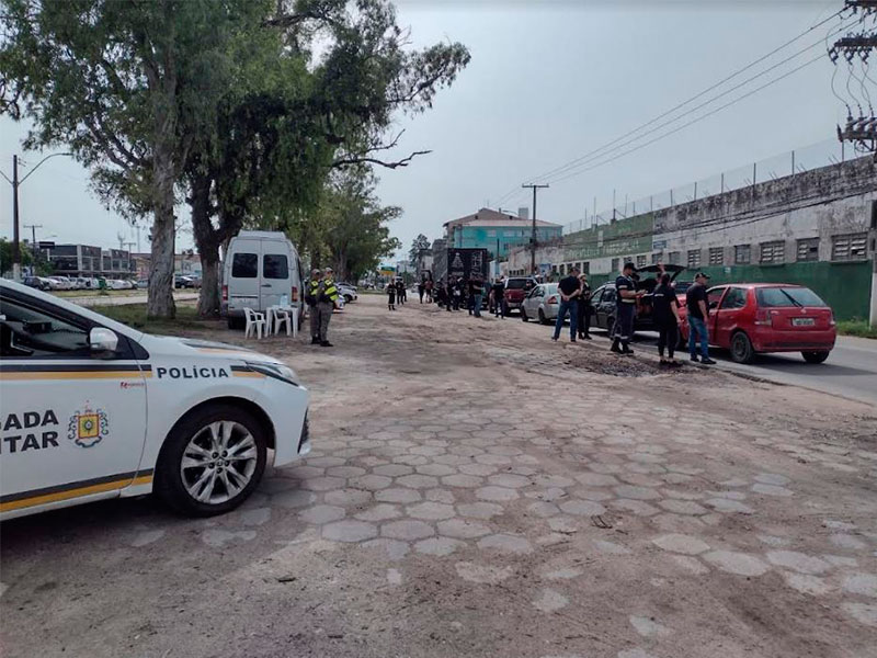 Pelotas: Blitz sanitária resulta na abordagem de 123 veículos na Duque de Caxias