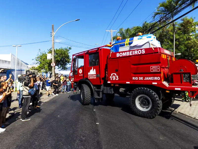 Corpo de Zagallo é sepultado no Rio de Janeiro sob aplausos