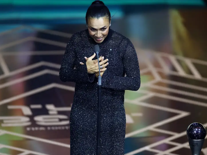Com homenagem à rainha Marta, Fifa coroa melhores do mundo