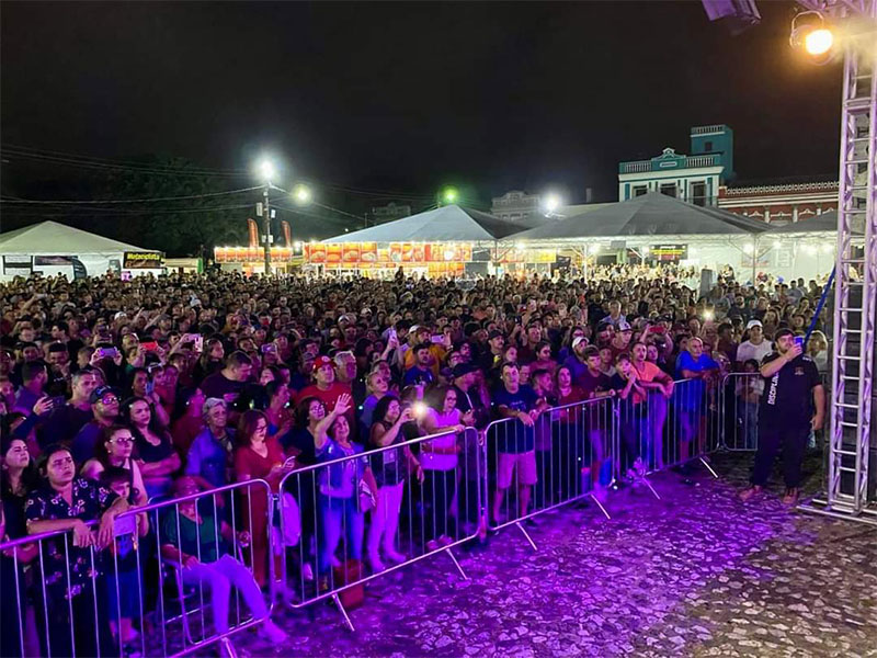 Primeira noite da Motofest lota Largo das Bandeiras em Jaguarão